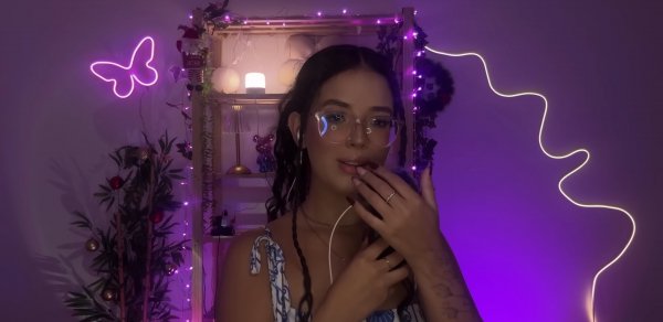 Vanessa ASMR - ASMR mouth sounds tascam