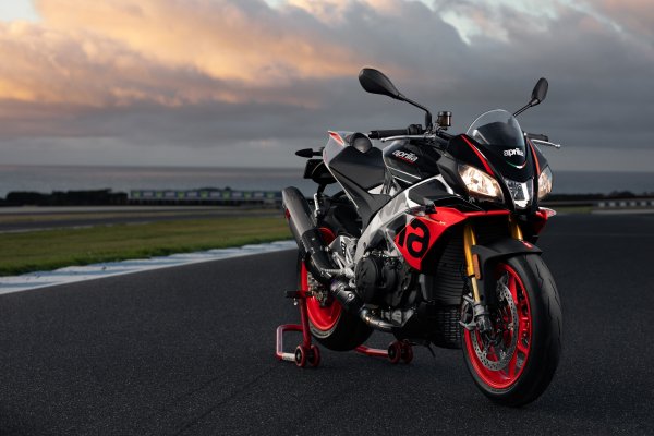 aprilia-2019-tuono-v4-1100-factory-mototsikl-foto