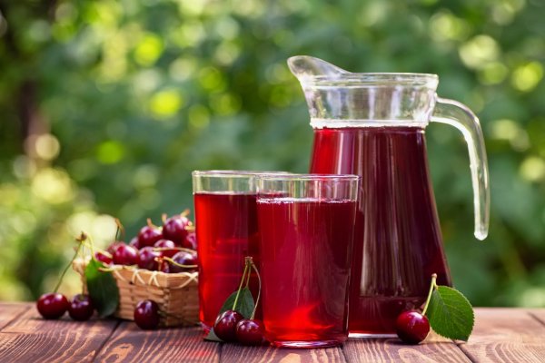 Sok-kompot-kuvshin-vishni