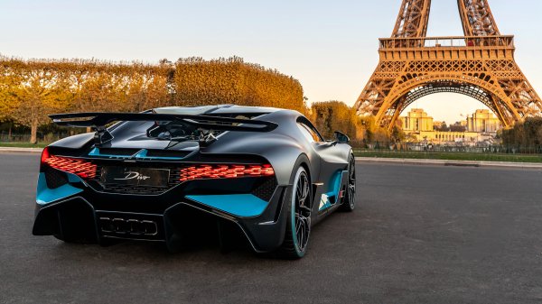 Bugatti-divo-2018-superkar-giperkar-parizh-eifeleva-bashnia