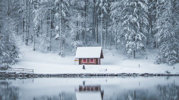 Lake-house-winter-snow-ice