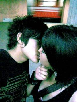 emo kiss 5