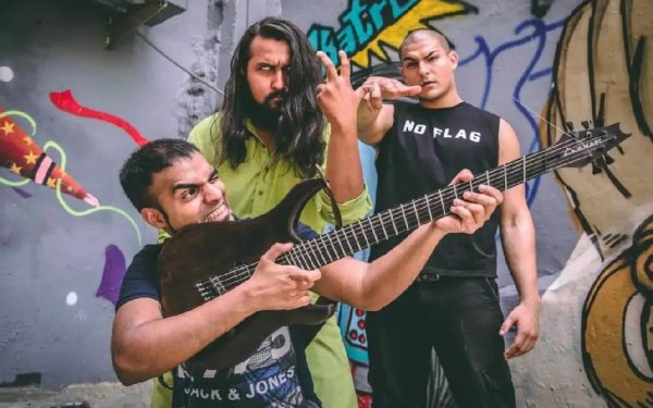 Bloodywood feat. Raoul Kerr - Ari Ari (Indian Street Metal)