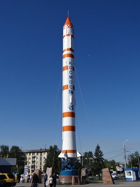 Омск, Космос 3М фото со стороны кинотеатра