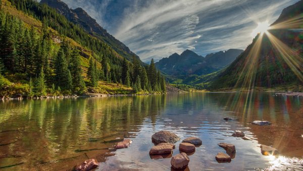 colorado-usa-lake-forest-mountains-trees-sun-rays-rocks-ston