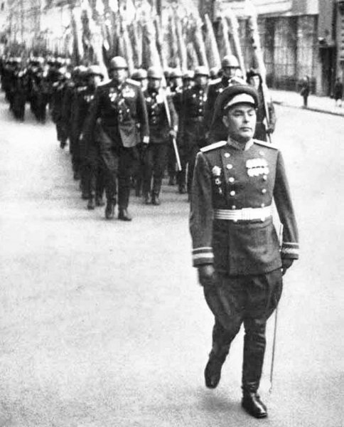Генерал-майор Брежнев на 1-м Параде Победы. Москва 1945 г