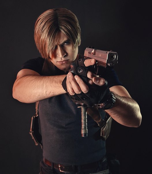 LEON KENNEDY. Cosplay: ZaraCosplay (Reddit)