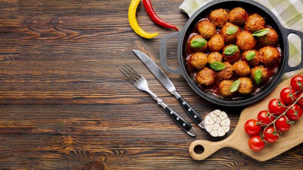 Miaso-tefteli-sous-tomaty-pomidory-chesnok-perets-zelen-frik