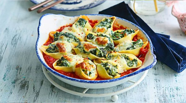 Конкильони, фаршированные шпинатом и сыром
