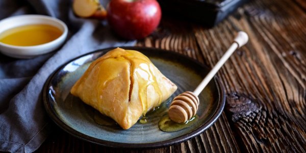 Яблоки с изюмом и орехами, запечённые в тесте