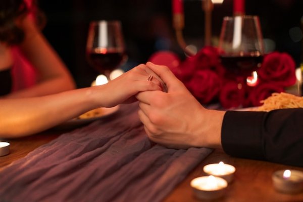 Olding-ing-decision-get-married-closeup 726520-3763