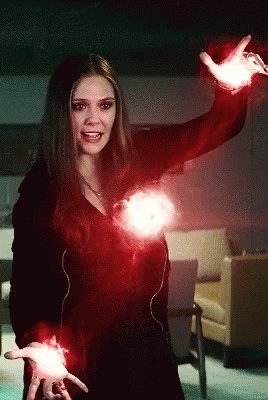 Wanda (Elizabeth Olsen)