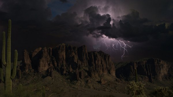 arizona-gory-skaly-molniya
