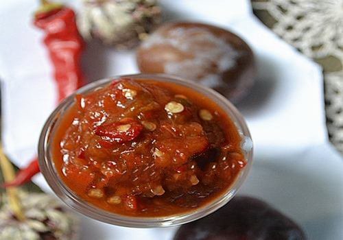 Острый соус из перца чили и сливы на зиму