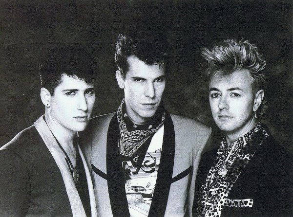 Stray Cats - Rock This Town