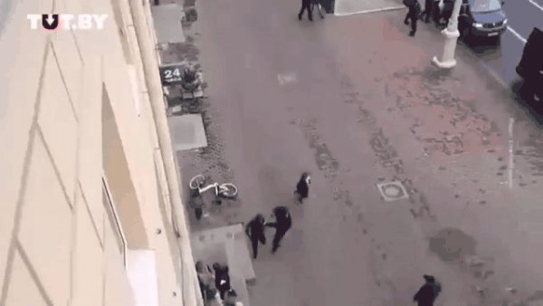 Минск. Девушка убегает от пяти(!) ментов!