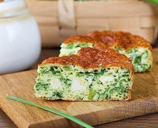 нежный пирог с зеленым луком курицей и с