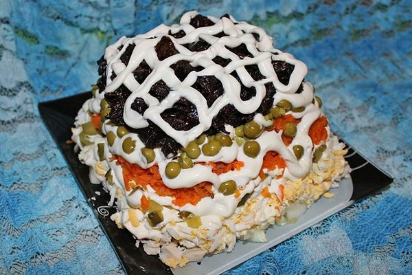 sloenyj-salat-praga-s-kuricej-i-chernoslivom