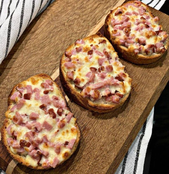 Горячие бутерброды с колбасой и сыром в духовке