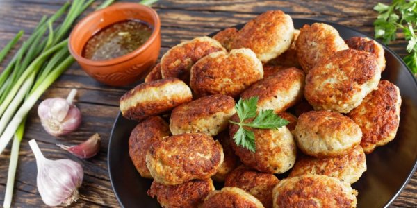 Простые котлеты из свинины с луком