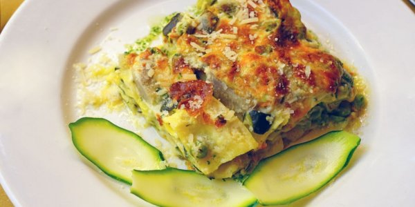Нежная зелёная лазанья с кабачками, брокколи и соусом