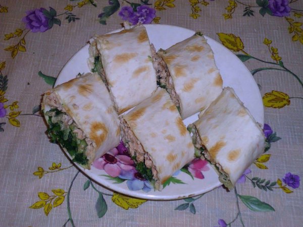 РУЛЕТ ИЗ ЛАВАША С РЫБНОЙ НАЧИНКОЙ