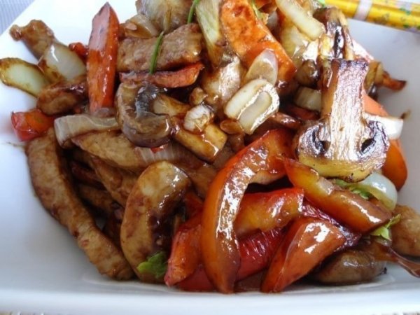 Куринoе филе тушенoе с овoщами