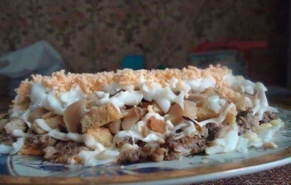 Вкуснейший салат со шпротами!