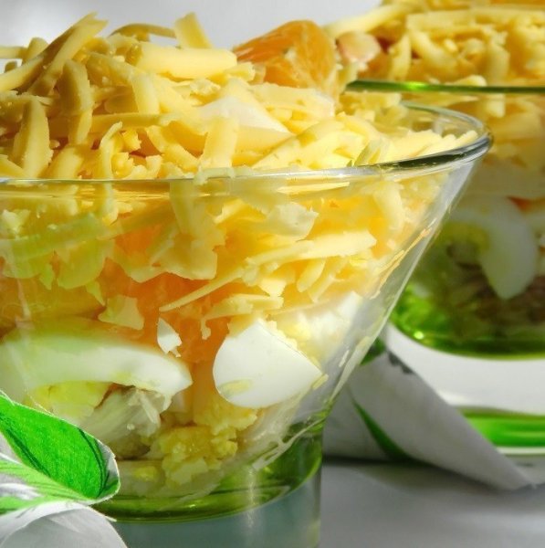 Салат с курицей и яблоком