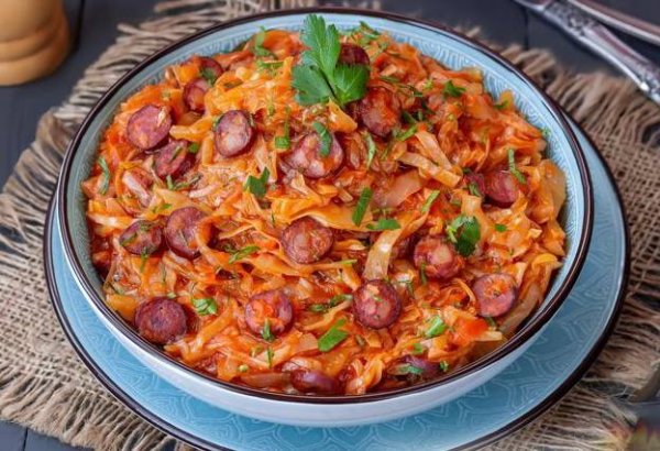 Тушеная капуста с охотничьими колбасками