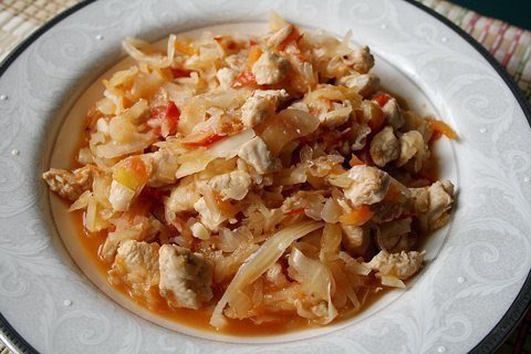 Тушёная капуста с курицей