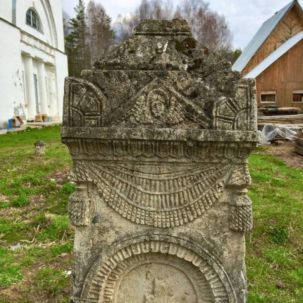 Старое надгробие