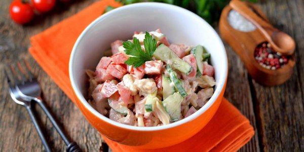 Салат с копчёной курицей, сыром, помидорами и огурцами