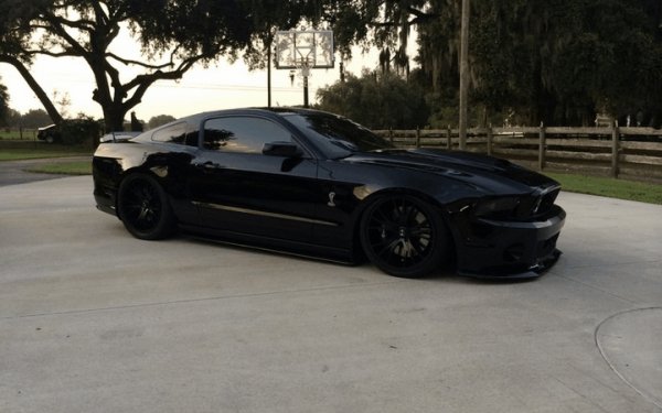 Black Ford mustang