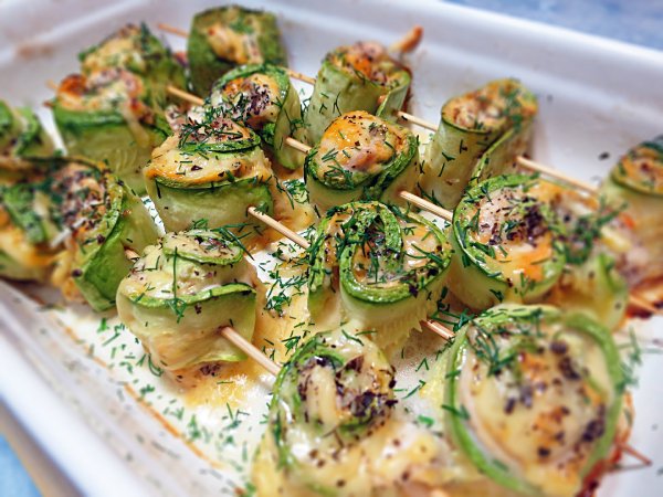 Рулеты из кабачка с курицей