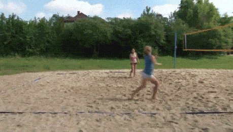 Он её нраица