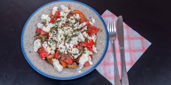Дакос - греческий салат с сухариками, помидорами и фетой