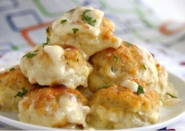 Куриные шарики в сырно-сливочном соусе