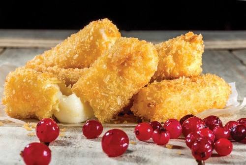 Сырные палочки с клюквенным соусом