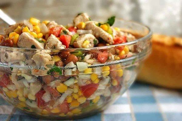 Салат с курицей и кукурузой