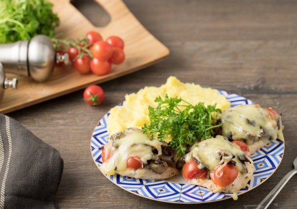 Куриная отбивная с грибами и сыром