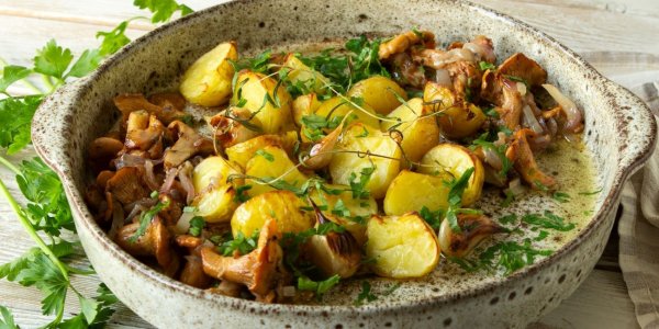 Жареный молодой картофель с лисичками