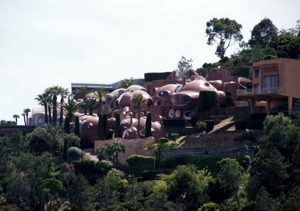 Вилла Пьера Кардена (Palais Bulles) в Ка