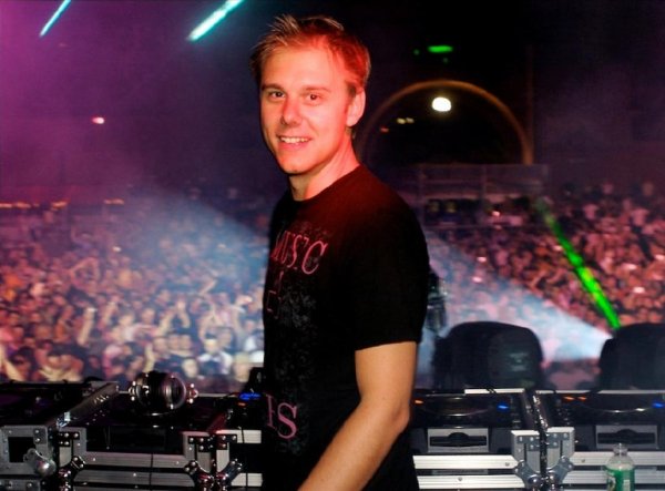 Armin Van Buuren - In The Dark You Shine (Extended Mix)