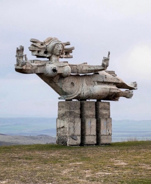 Грузия, мощная Советская скульптура, читайте описание