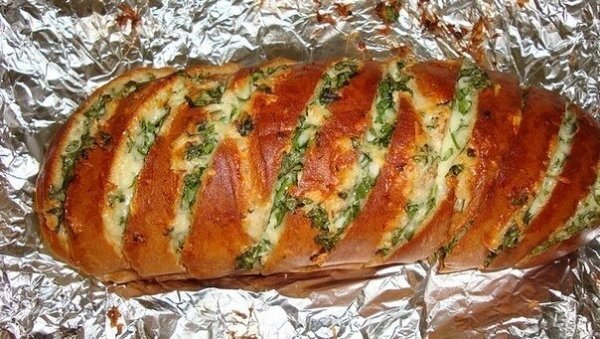 Запеченный батон с сыром и чесноком