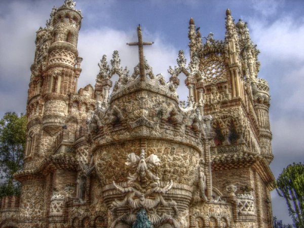 Небольшой замок Castillo de Colomares располож