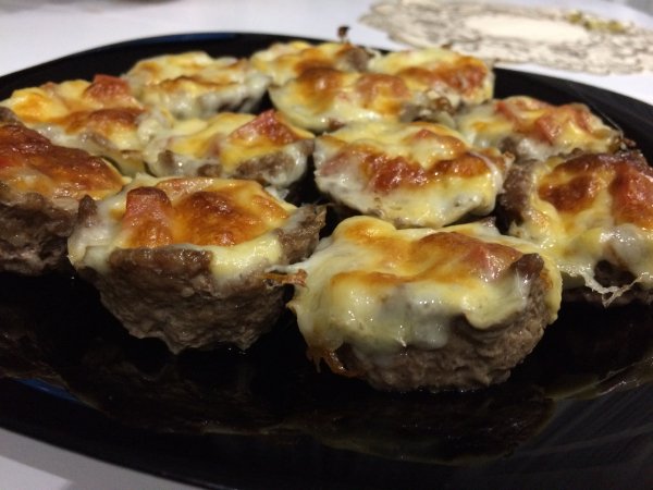 Корзиночки из фарша с томатами и сыром