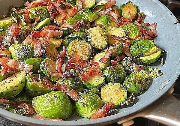 Брюссельская капуста, запеченная с ветчиной
