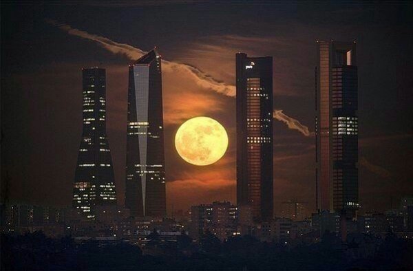 луна над мегаполисом